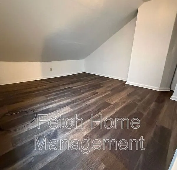 214 W Strawberry St — Photo 6