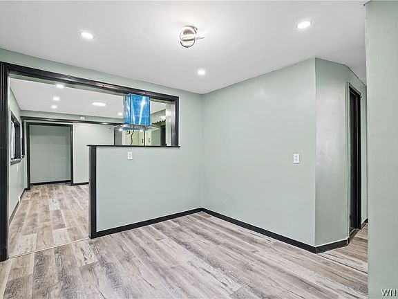 5th image of 136 Tyler St