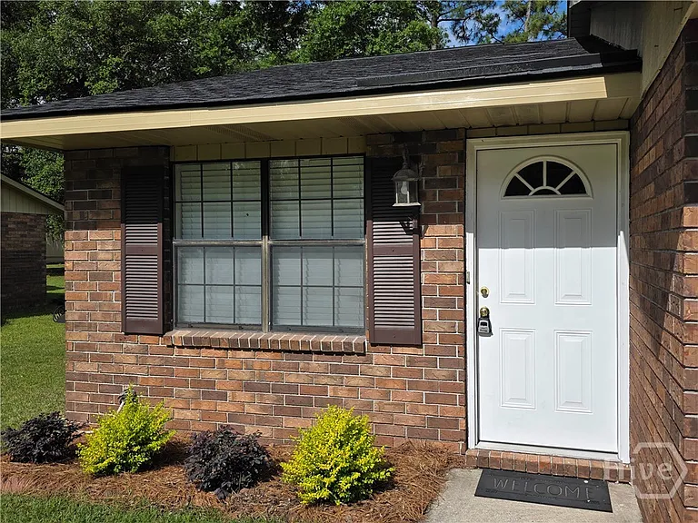 407 Savannah Ave — Photo 2