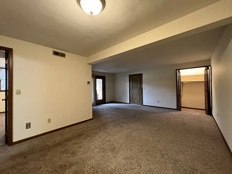 Carriage Hill Apartments — Photo 15