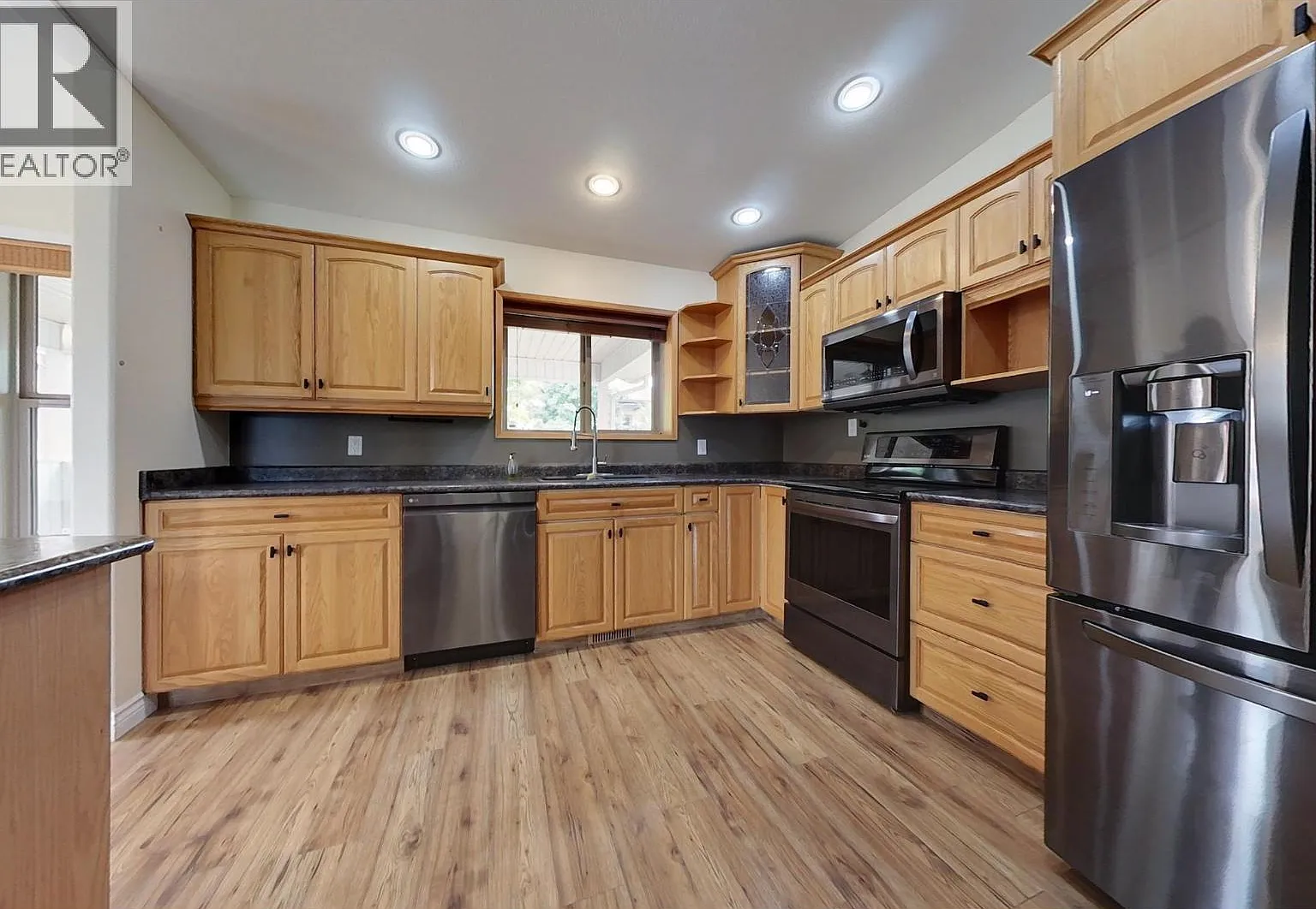 5 bed, 2400 sqft, $3,900 — Photo 2