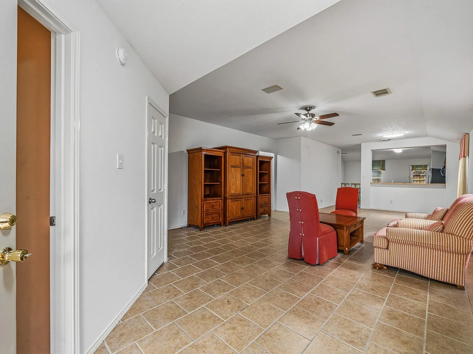 4 bed, 2.0 bath, 1990 sqft, $2,550 — Photo 4