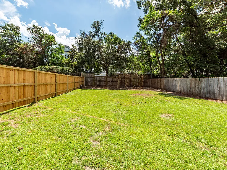 17 Vincent Dr #B — Photo 3
