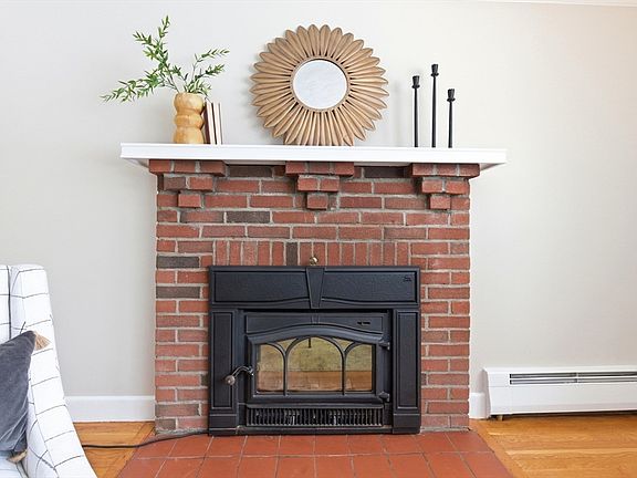 5th image of 149 Horn Pond Brook Rd