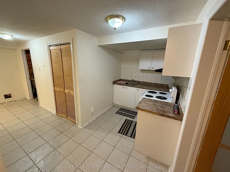 27 Bobolink Ave #LOWER — Photo 4