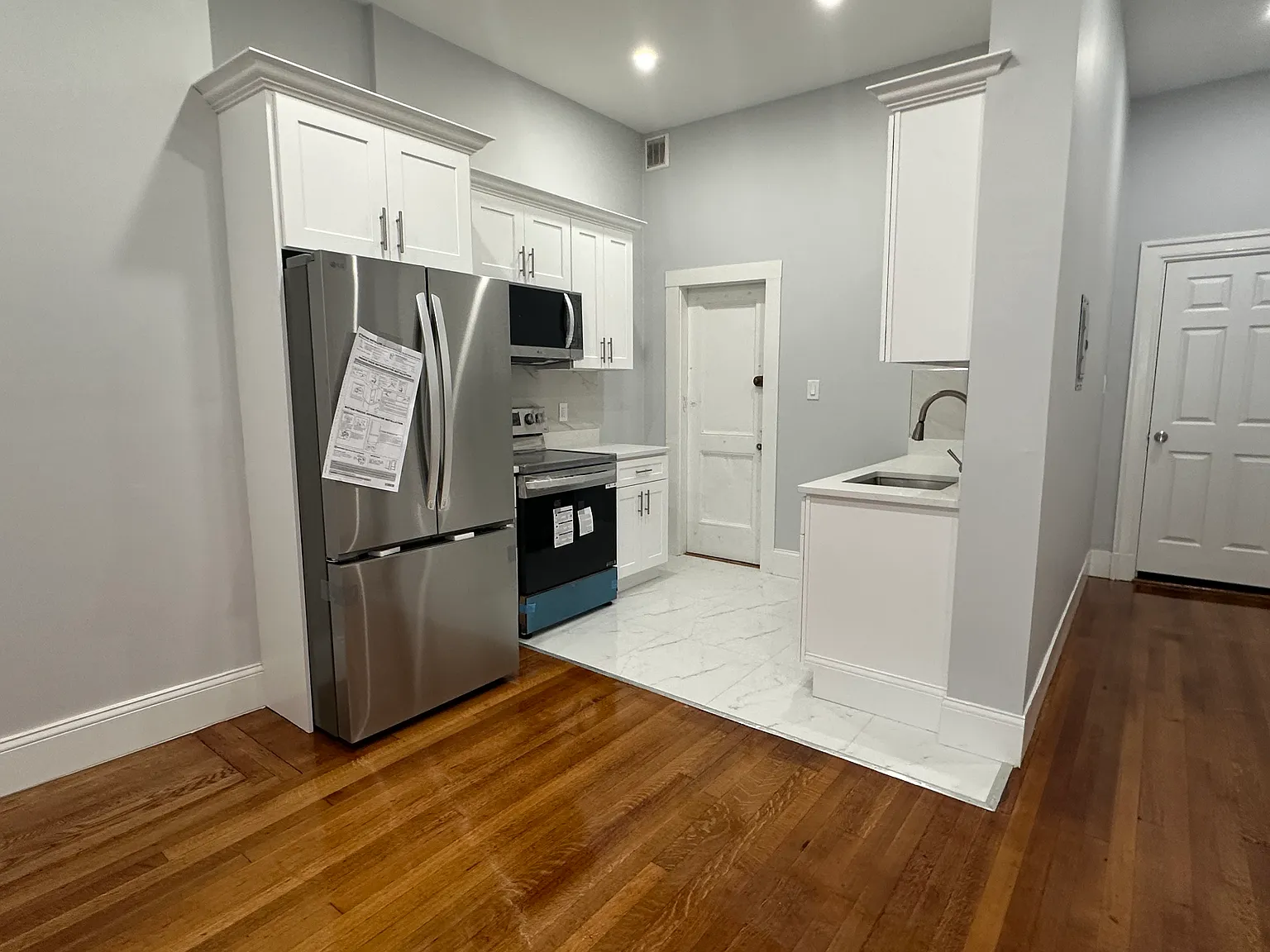 2 bed, 648 sqft, $3,900 — Photo 3