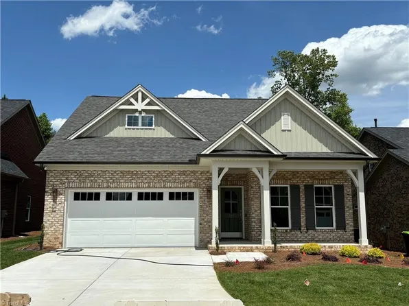 127 Castle Pond Dr, Winston Salem, NC 27107
