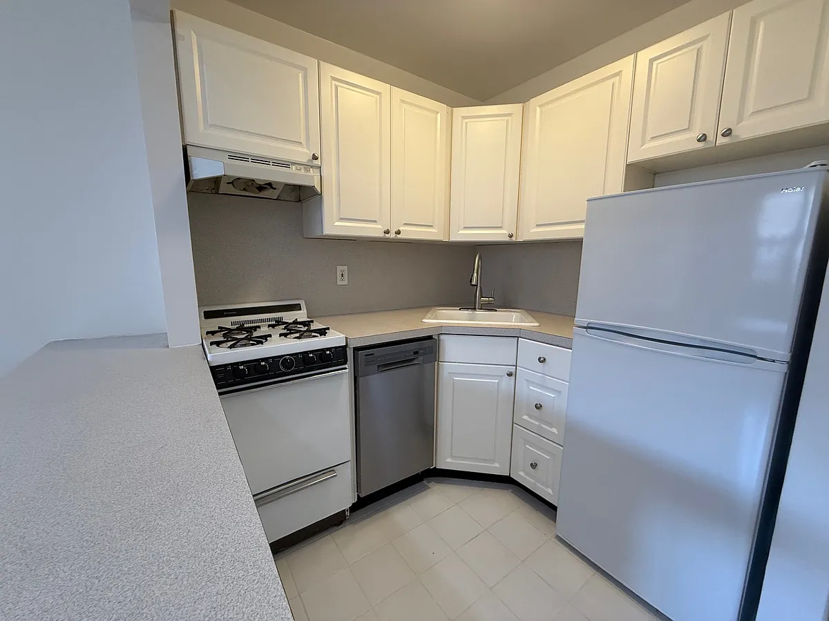 Building Photo - 330 E 77th St #4B