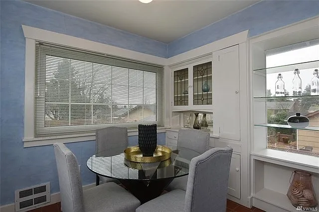 Charming West Seattle 1 Bedroom Home with Office and Large Fenced Yard — Photo 2
