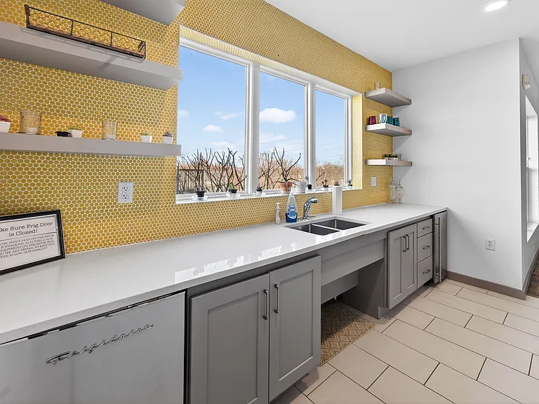 400 Herron Dr #21 — Photo 30