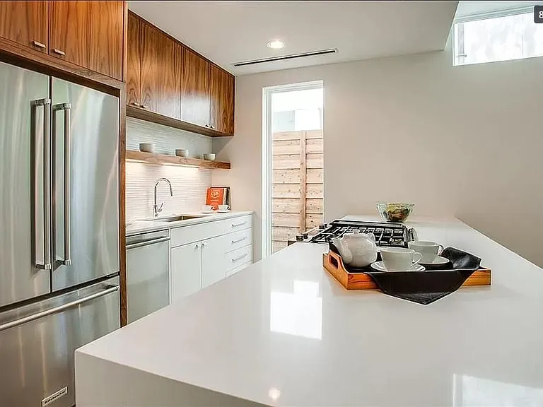 2308 N Prairie Ave — Photo 8