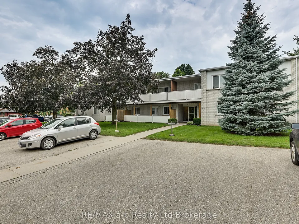 231 Wellington St N #101