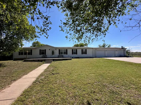 1329 Hillside Dr, Winfield, KS 67156
