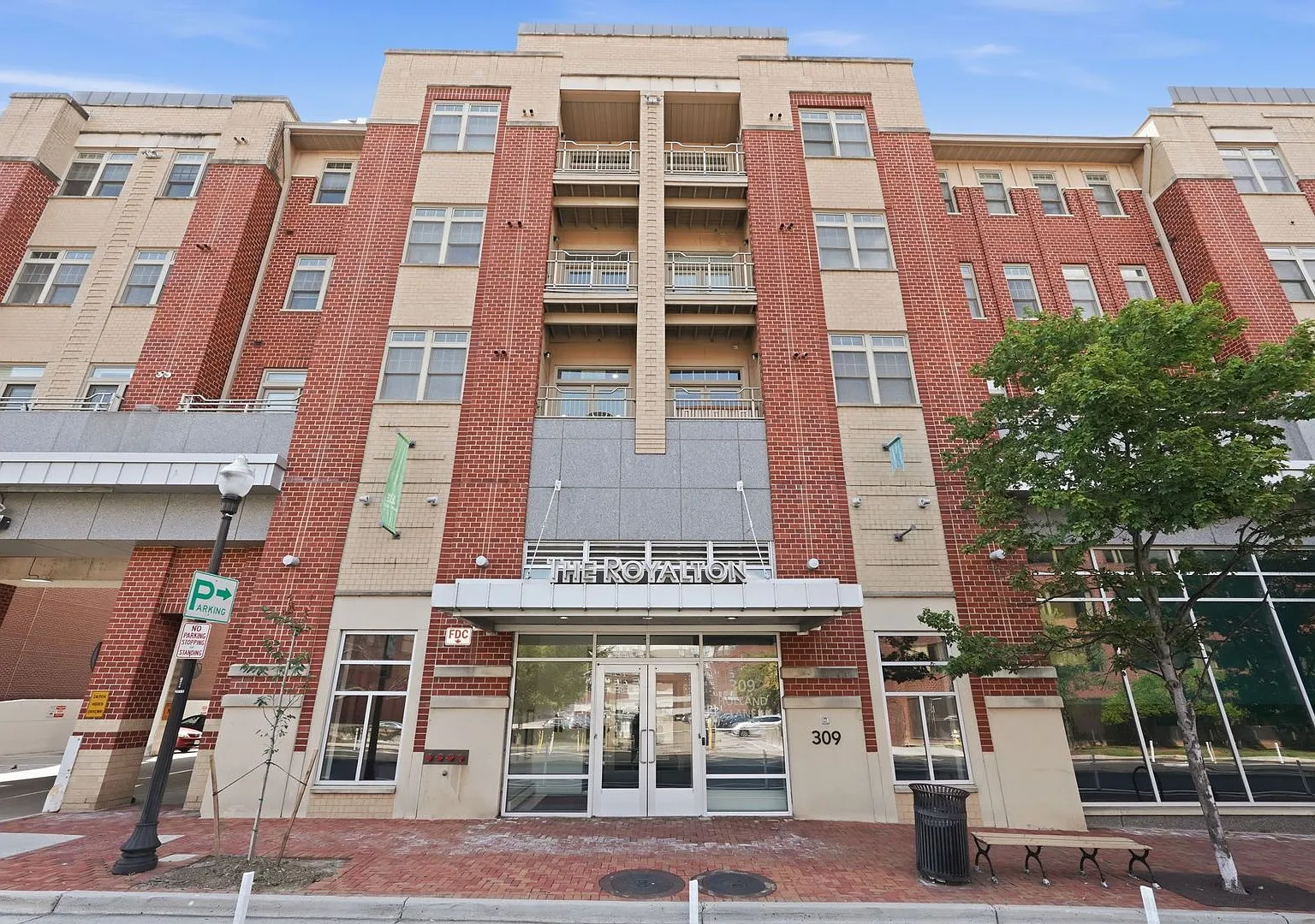 Experience elevated city living in this beautifully maintained residence ideally situated in the ... — Photo 1