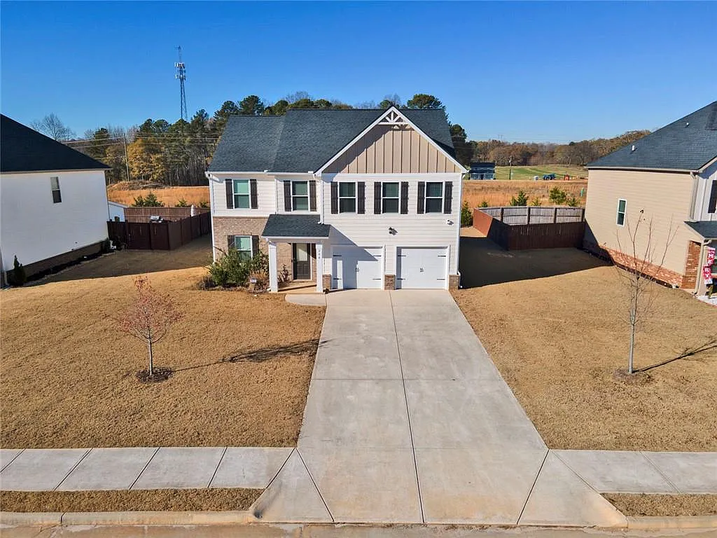 4 bed, 2.5 bath, 2368 sqft, $2,900 — Photo 2