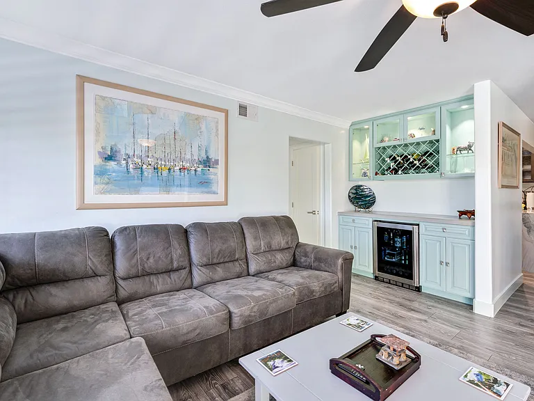 Livingroom Soft with beverage cooler and wine rack