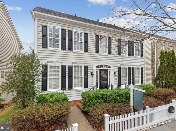 633 Lake Varuna Dr, Gaithersburg, MD 20878