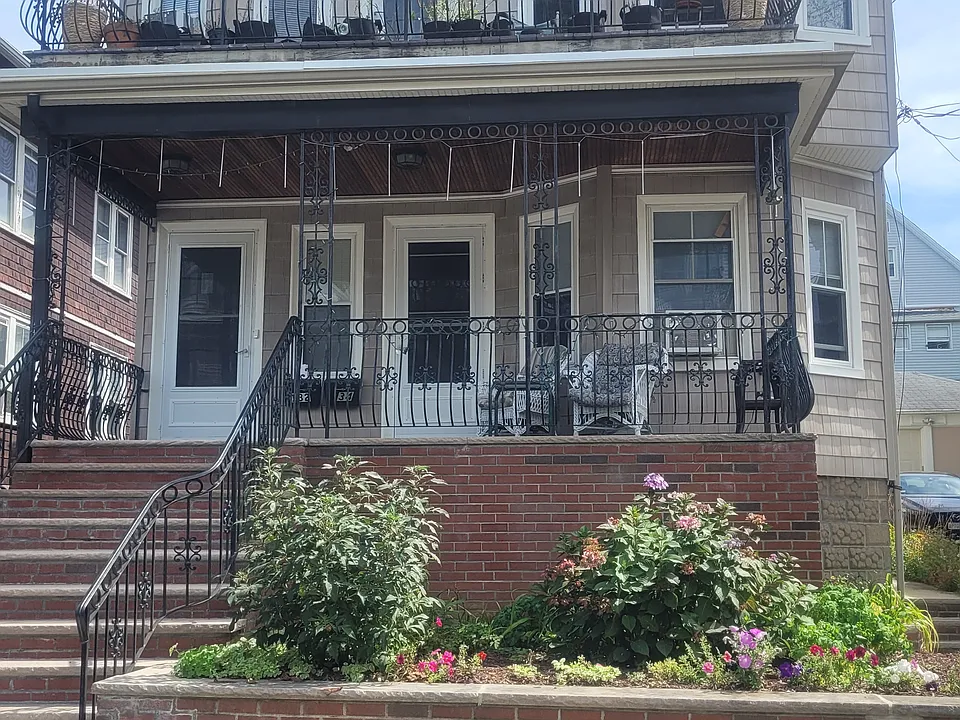 132 W Adams St