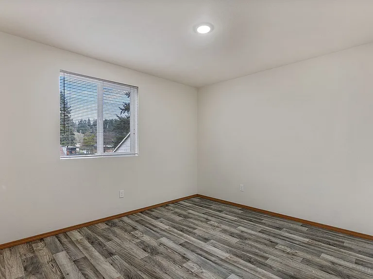804 Sussex Ave E — Photo 21