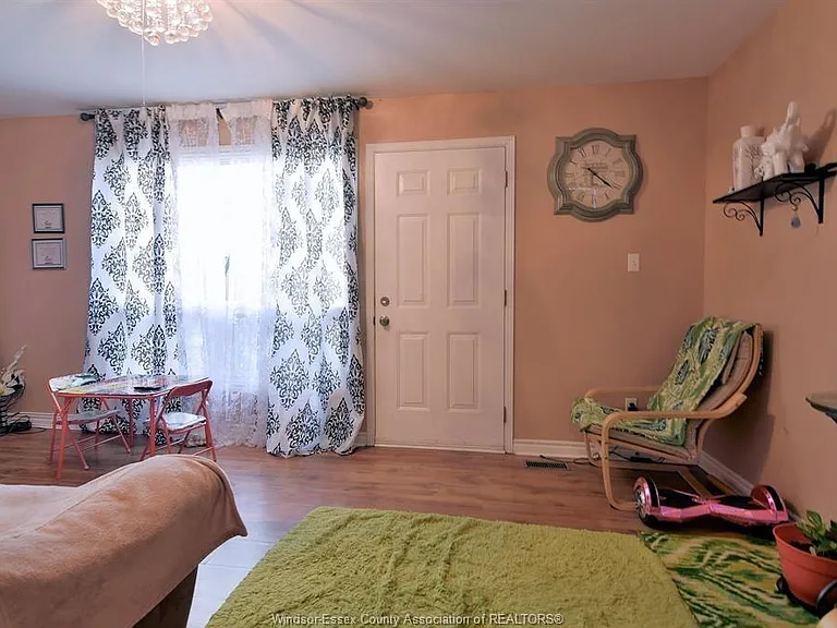 5468 Lassaline Ave — Photo 9
