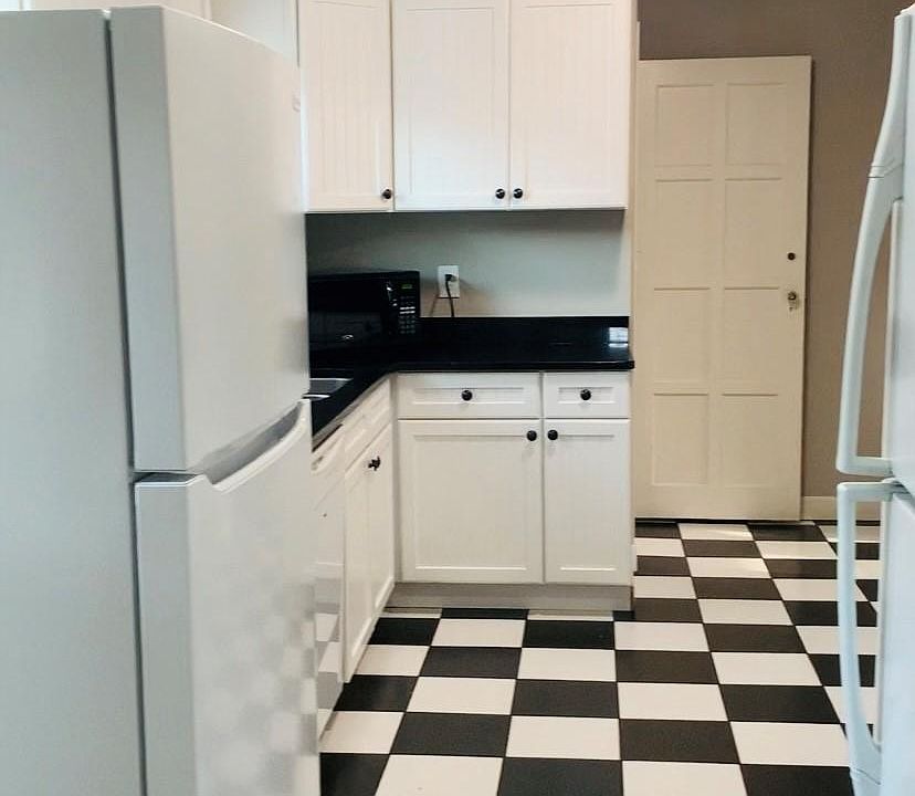 2nd image of 729 W 44th St