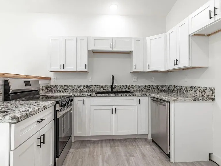 215 Sagers Ln — Photo 3