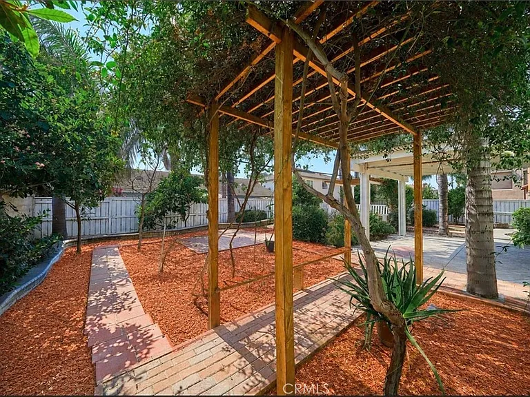 6377 Peach Ave — Photo 32
