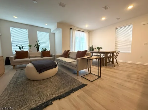 203 Honeysuckle Ln, Warren, NJ 07059