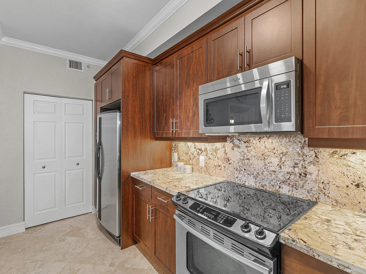 2 bed, 2.0 bath, 1400 sqft, $9,000 — Photo 4