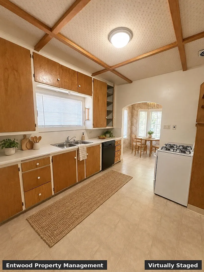 Incredible Three Bedroom plus office with Large Backyard — Photo 2