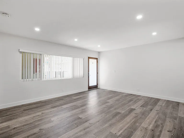 17405 Van Ness — Photo 43