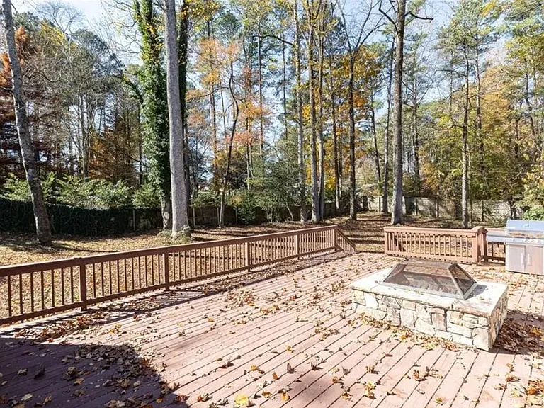 2580 Hawthorne Dr — Photo 21