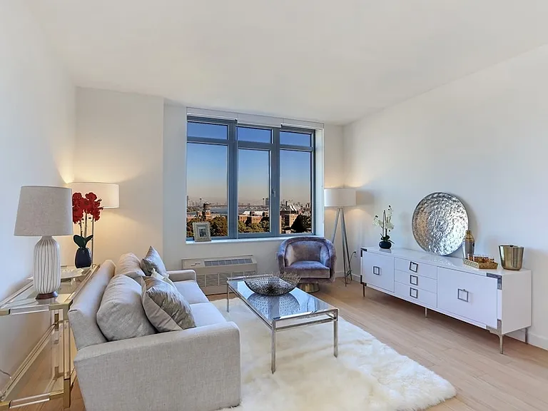 180 Myrtle Ave #2V — Photo 1
