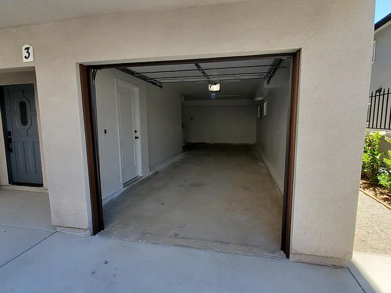 1216 W 39th St #8 — Photo 2