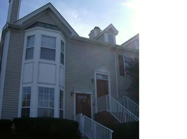 30 Columbus Dr, Franklin Park, NJ 08823
