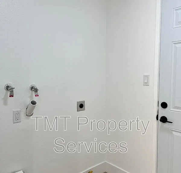 610 E Newlove Dr #I — Photo 7