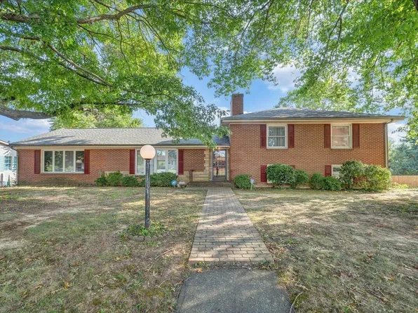 4022 High Acres Rd NW, Roanoke, VA 24017