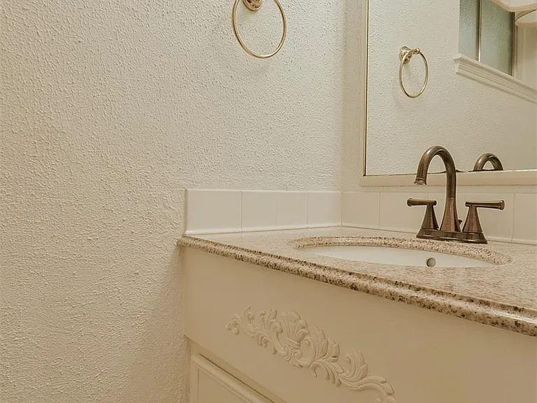 13915 Roundstone Ln — Photo 18
