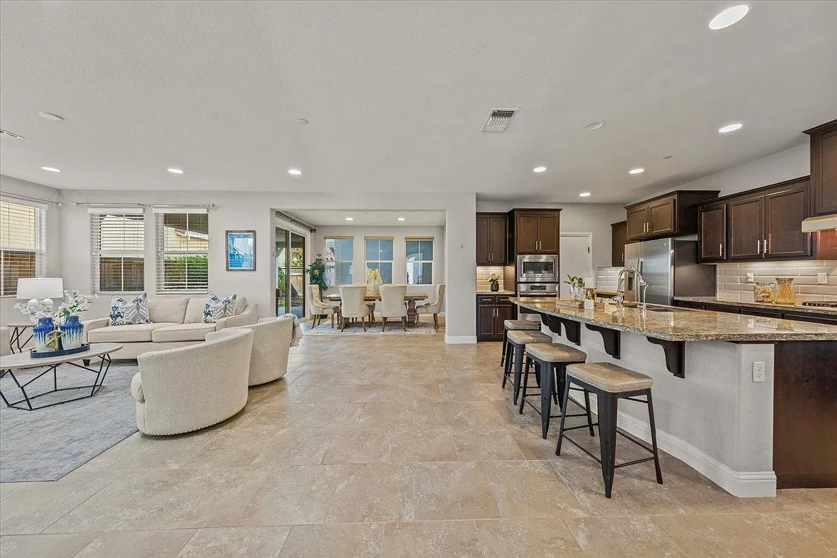 5 bed, 3.0 bath, 2749 sqft, $3,950 — Photo 3