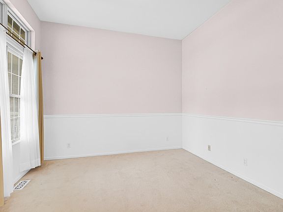 4th image of 308 Carnation St NE