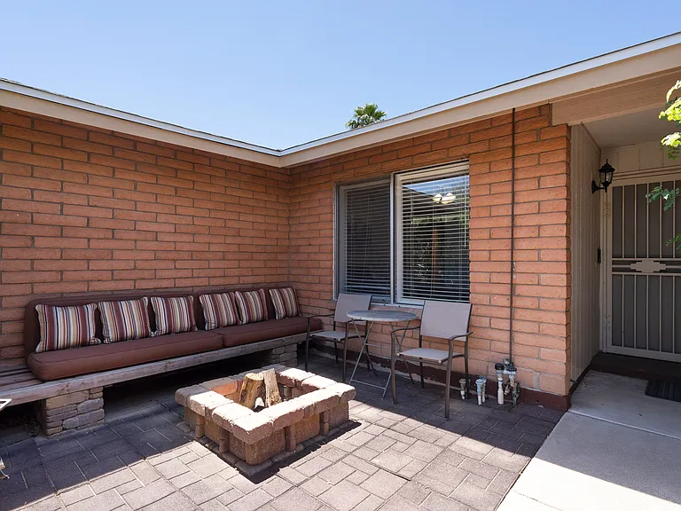 7618 N Via De La Campana — Photo 1