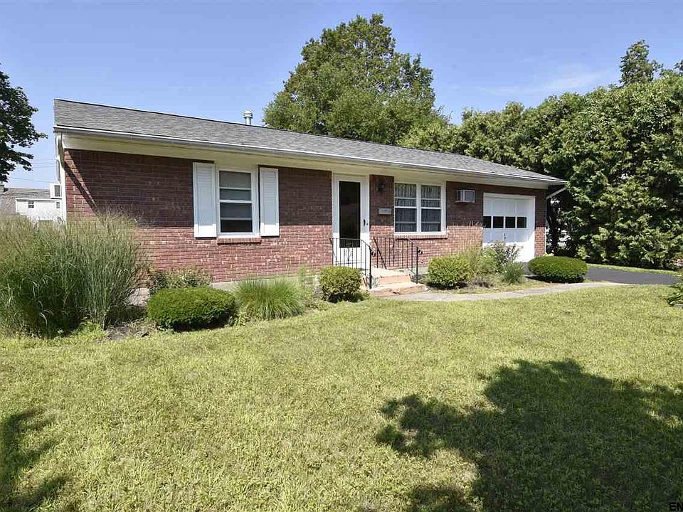 1st image of 4 Benton Dr