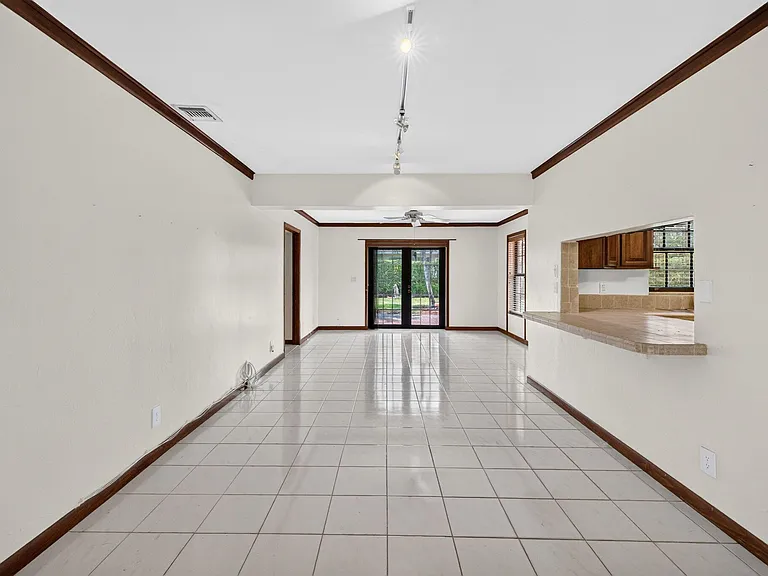 2060 Tropic Isle — Photo 10