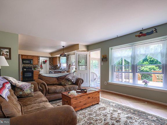 3rd image of 1352 Meadow Ln