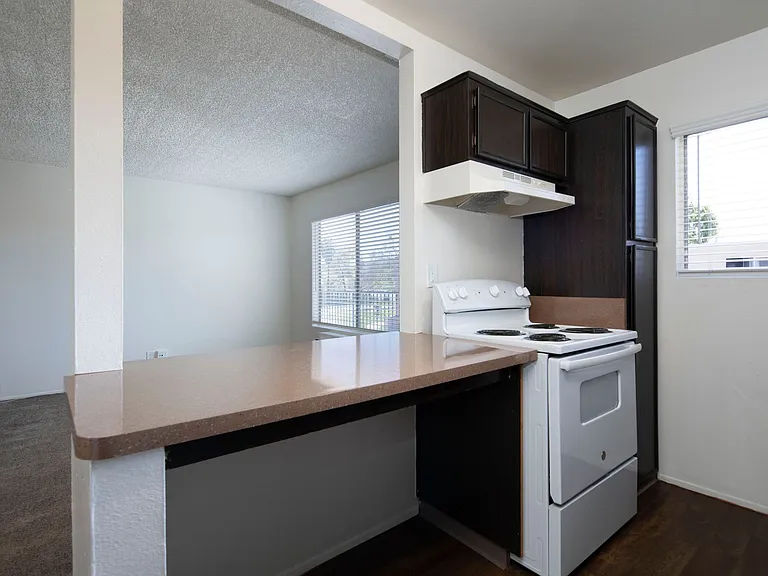 Lakeshore Villa Apartments — Photo 6