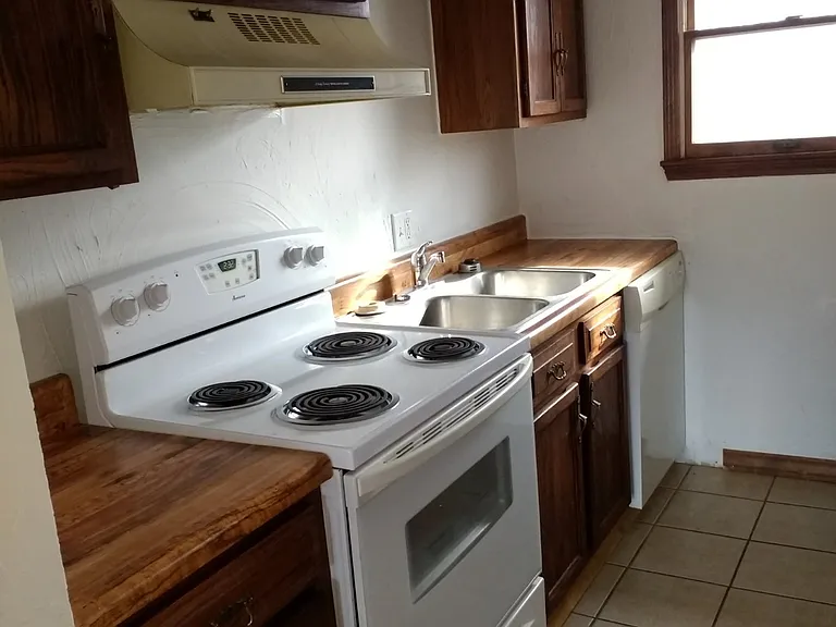 320 E State St #4 — Photo 3