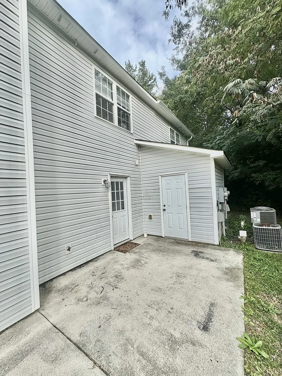 Building Photo - 319 Bracken Pl #1