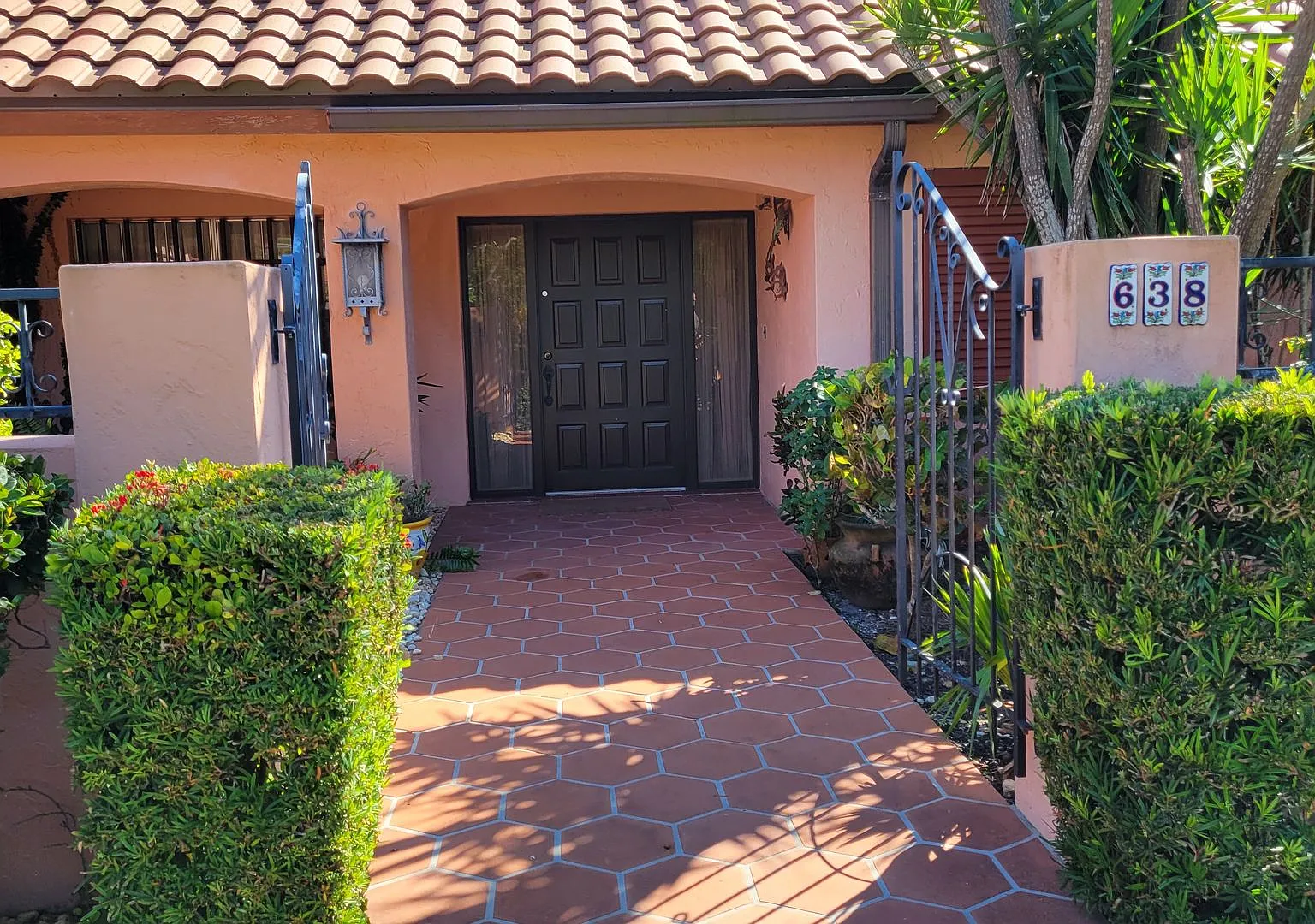 Season / Short-Term Large 4/3 Canal Home With Heated Pool — Photo 3