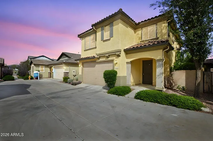 214 E Bluejay Dr