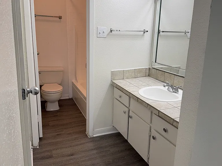 Wilshire Park Apartments — Photo 39